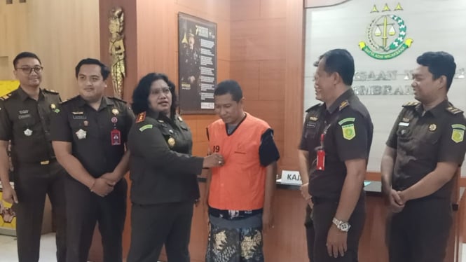 Kejari Jembrana  melepas baju tersangka