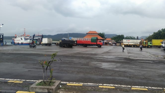 Suasana pelabuhan Gilimanuk saat terjadi penutupan sementara