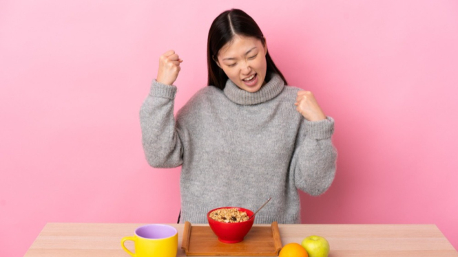 Ilustrasi seorang perempuan sedang melakukan diet