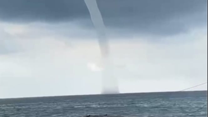 Angin Puting Beliung yang diduga berada di selat bali