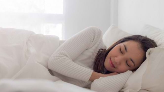 Ilustrasi seorang perempuan sedang tertidur dengan nyenyak