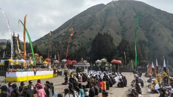 Suasana khidmat Upacara Kasada di Gunung Bromo.