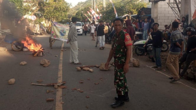 Jalan Lintas Bima-Sape diblokade, arus lalu lintas lumpuh total