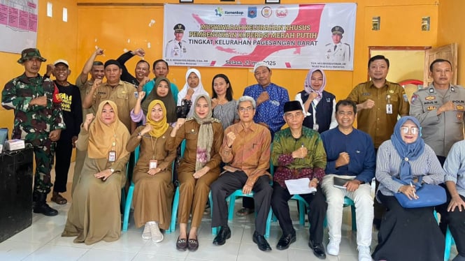 Lurah bersama pengurus Koperasi Merah Putih Pagesangan Barat