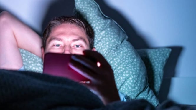 Insomnia terjadi karena waktu tidur yang berkurang akibat main gadget.