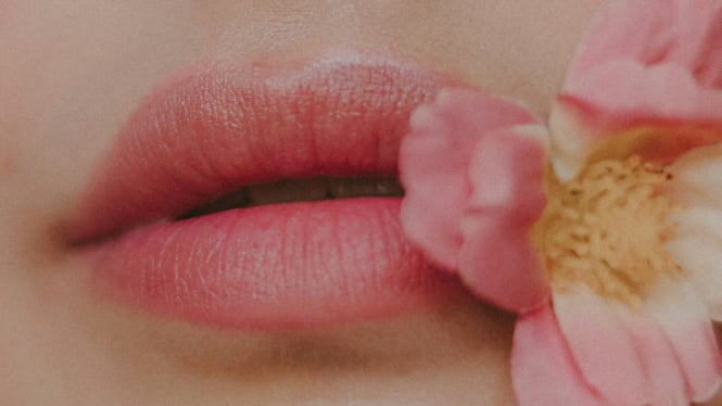 Bibir gelap jadi pink alami