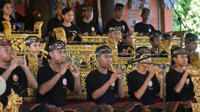 Sekeha Gong Kebyar duta Kota Denpasar sedang berlatih