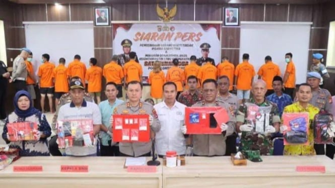 Petugas Polres Lombok Barat menunjukkan barang bukti sabu