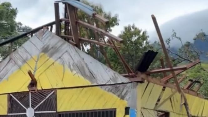 Bangunan rusak akibat pohon tumbang di Pasir Putih, Situbondo