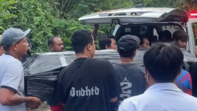 Jenazah Komang Adi Kristiana saat dirumah duka