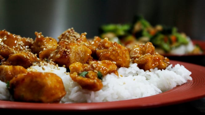 Tahu goreng mentega dengan nasi hangat