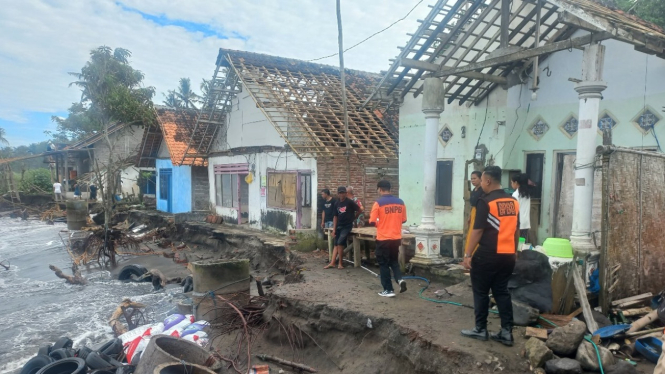 Puluhan rumah warga dan akses jalan rusak akibat gelombang tinggi
