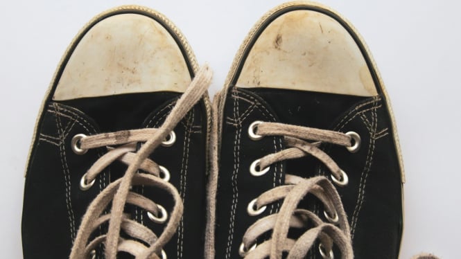 Jaga sepatu putihmu tetap bersih!