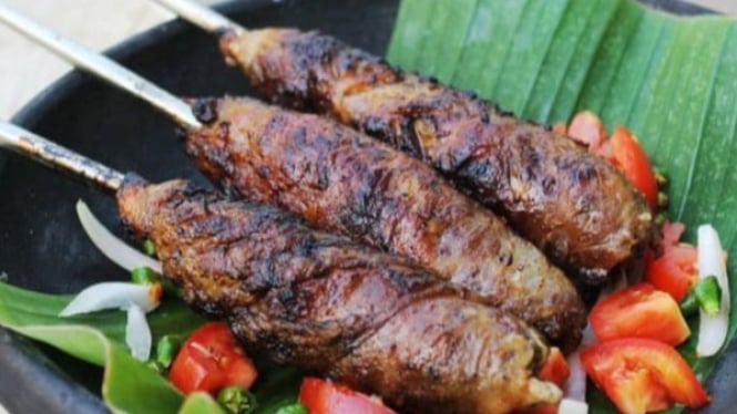 Sajian istimewa daging kambing cincang yang dibakar.