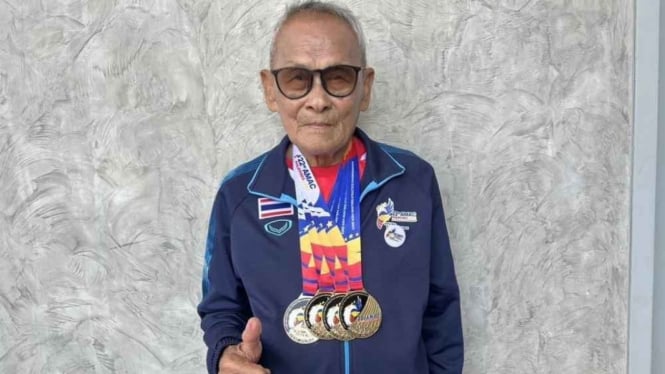 Atletik tua juara olahraga dunia yang menginspirasi.