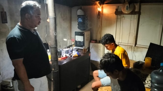 Tersangka judi online ditangkap Kanit Reskrim Polsek Wongsorejo