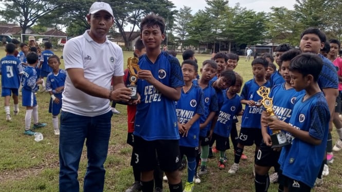 Wakil Askab Banyuwangi, Untung Akbar berikan trophy pemenang