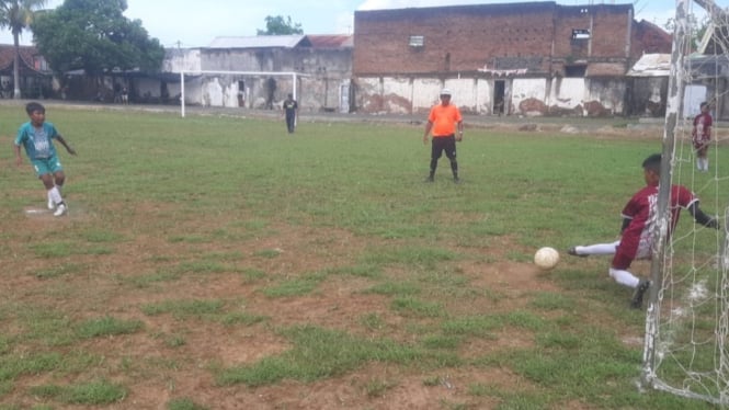 Kiper Persega A, Tirta menahan tendangan pinalti Persega B