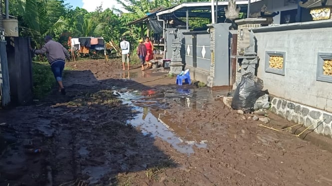 Pasca banjir terjadi endapan lumpur di jalan dan rumah warga