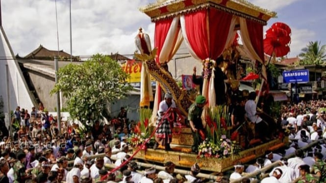 Arak-arakan dalam prosesi Ngaben, simbol ikatan spiritual