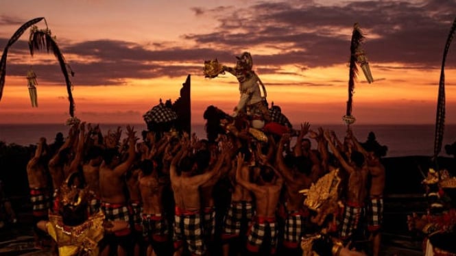 Pertunjukan Tari Kecak Uluwatu dengan suasana sunset