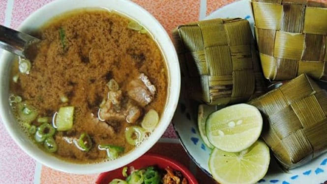 Coto Makassar lengkap dengan ketupat