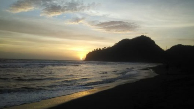 Senja di Pantai Soka memancarkan pesona alami Bali