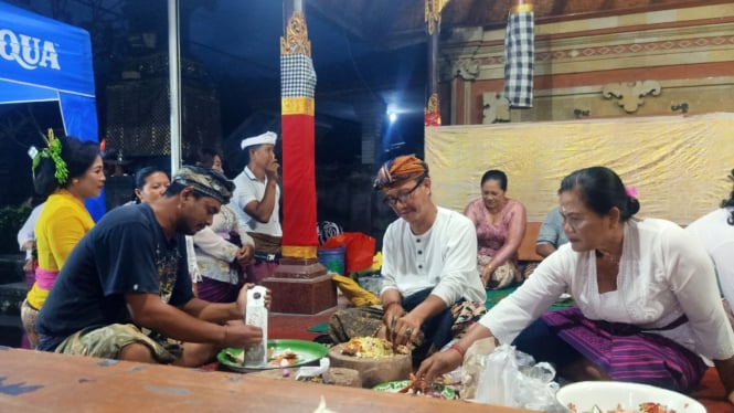 Warga sedang  membuat adonan lawar