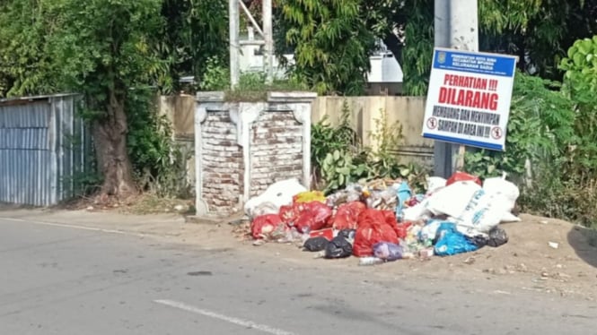 Tumpukan sampah berserakan di pinggir jalan Kota Bima.