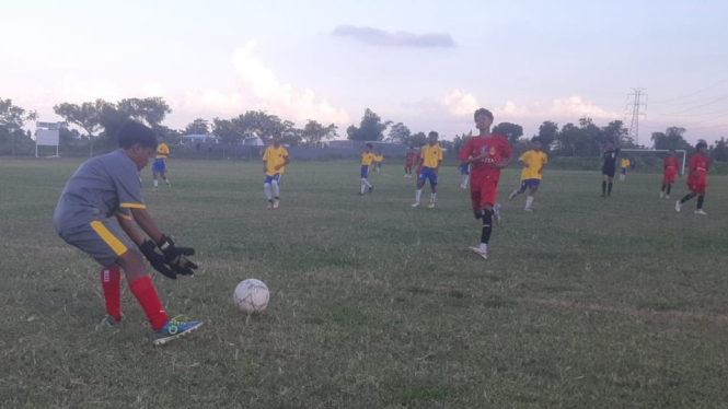 Kiper Batara FC berhasil tangkap bola