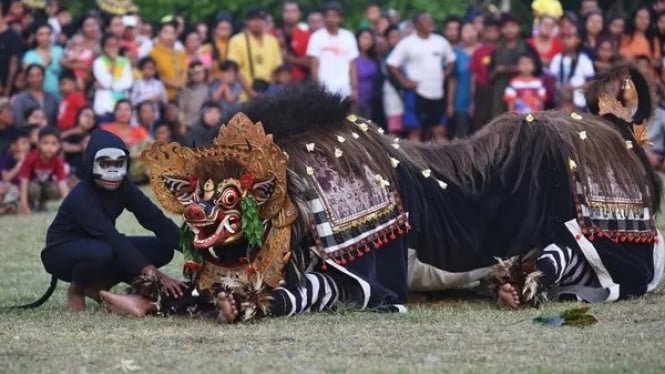 Tradisi ngelawang untuk menolak energi negatif