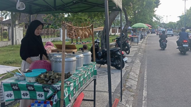 Puluhan Pedagang Ketupat Berjualan di Jalan Kota Mataram
