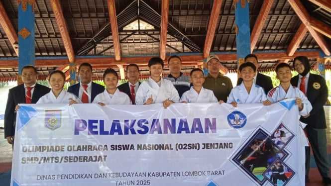 Foto bersama panitia, pelatih, dan atlet karate jenjang SMP/MTs