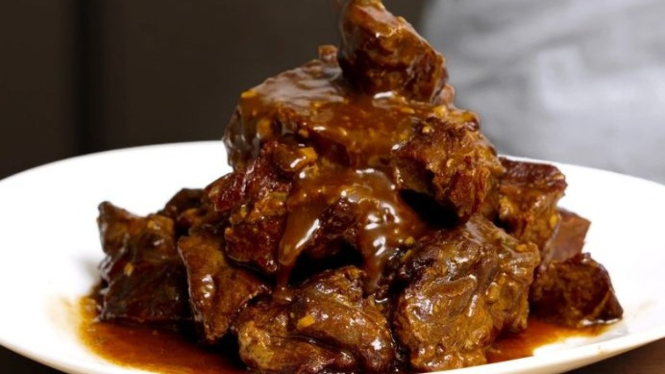 Semur daging sapi rumahan yang empuk dan kaya bumbu