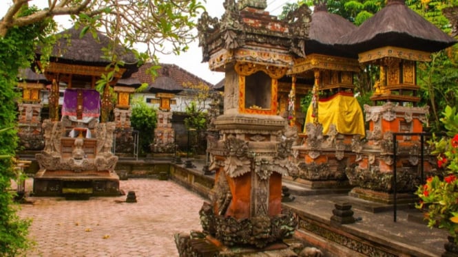 Potret Pura di Rumah Masyarakat Bali