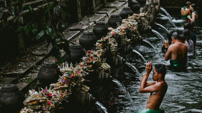 Budaya Bali Melukat di Tirta Empul