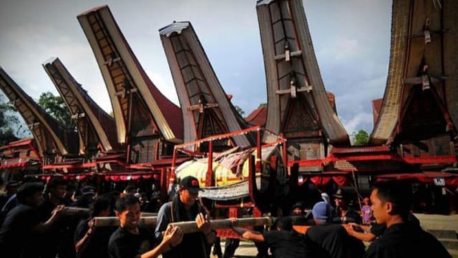 Prosesi Rambu Solo sebagai penghormatan terakhir.