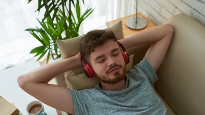 menikmati musik dengan earphone