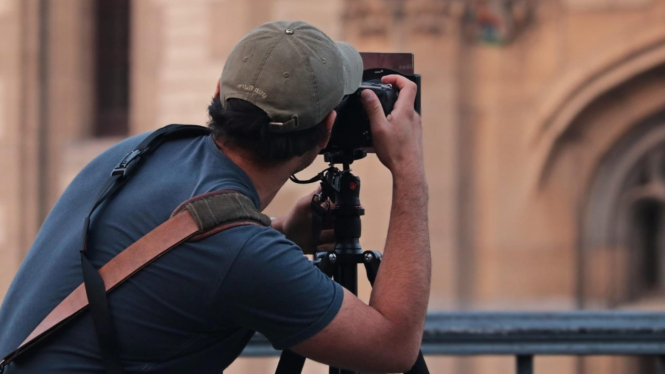 Seorang pria yang hobi fotografi