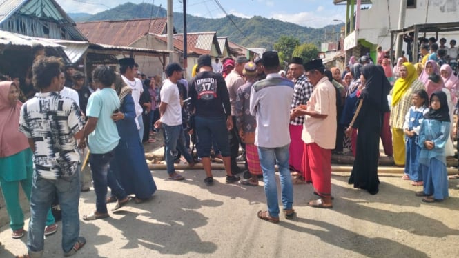 Polisi imbau warga di lokasi blokade jalan di Desa Soki