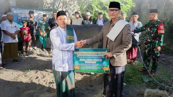 Walikota Mataram Mohan Roliskana Serahkan Sapi Bantuan