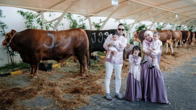 Gilang Widya Pramana dan Shandy Purnamasari berkurban.