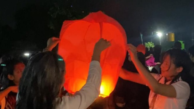 Momen Penonton Menerbangkan Lampion