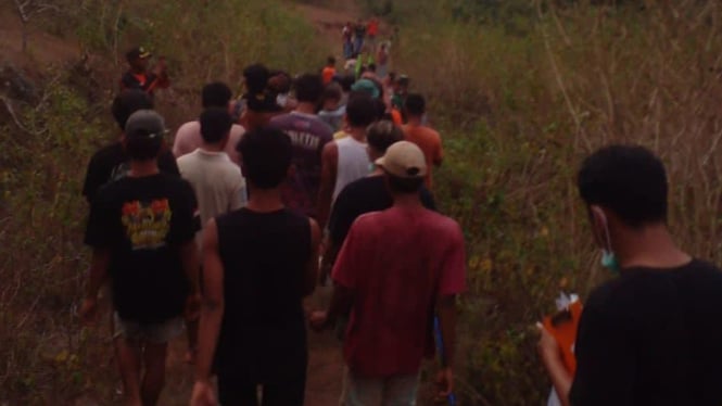 Evakuasi mayat oleh tim gabungan di pegunungan Desa Risa