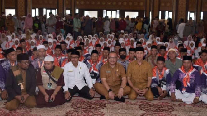 Momen pelepasan jamaah haji oleh Wakil Bupati Bima