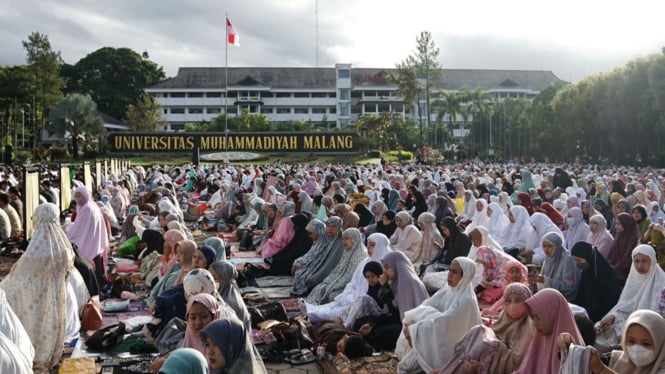 Umat muslim di Malang melaksanakan salat Id.
