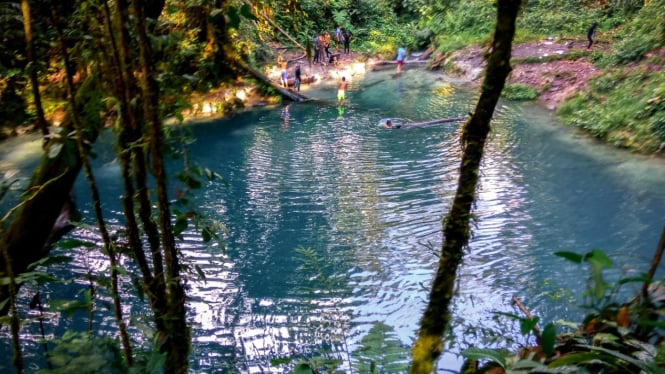 Danau Kaco dengan air jernih berwarna biru kehijauan