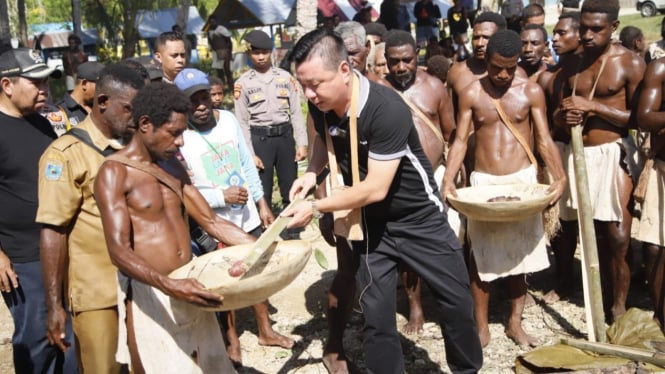 Bupati Kabupaten Kaimana pada Upacara Tutup Sasi 2023