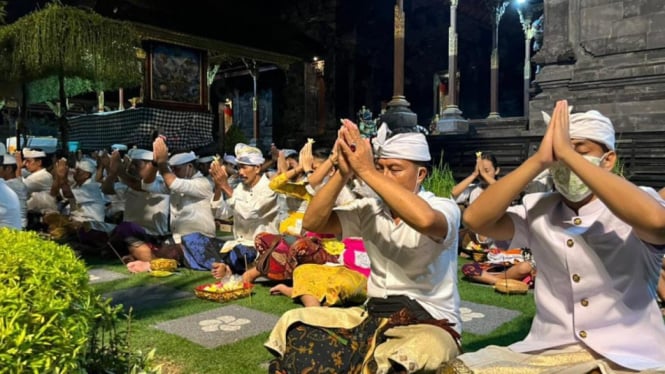 Persembahyangan Hari Tumpek Krulut