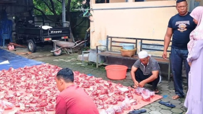 Pembagian daging kurban di kediaman Wabup Lombok Barat